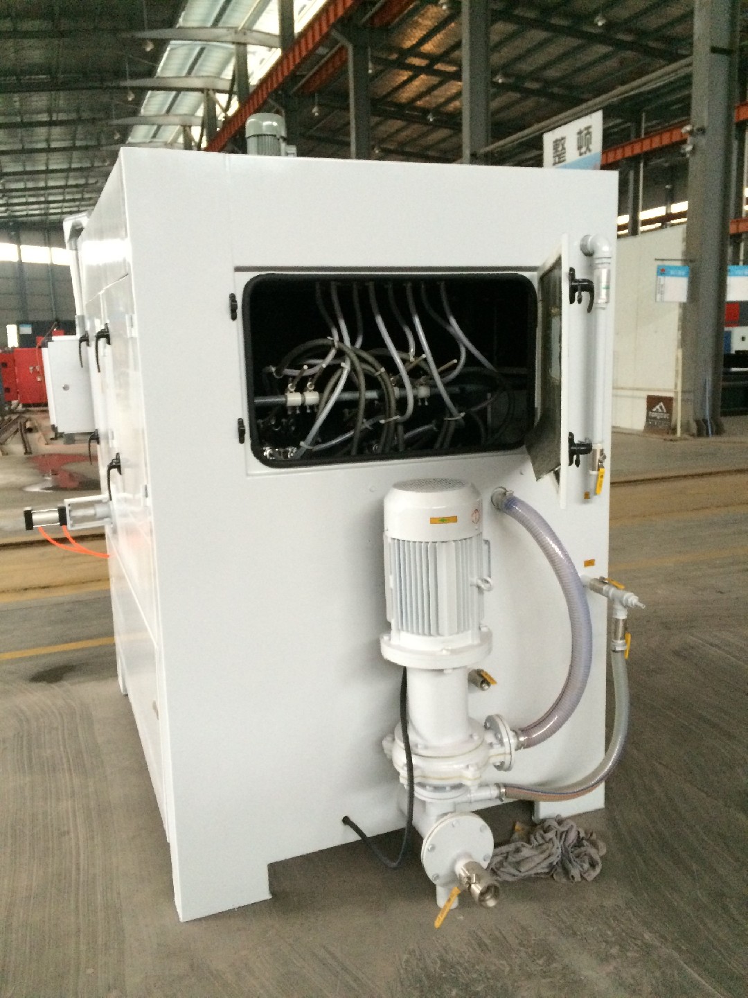 傳動軸液體轉盤自動噴砂機-特點：1、分體式組合結構;2、獨立的氣控系統(tǒng)配合集中電控柜;3、先進的磨料（砂水）兩級分離循環(huán)系統(tǒng)節(jié)省耗砂···