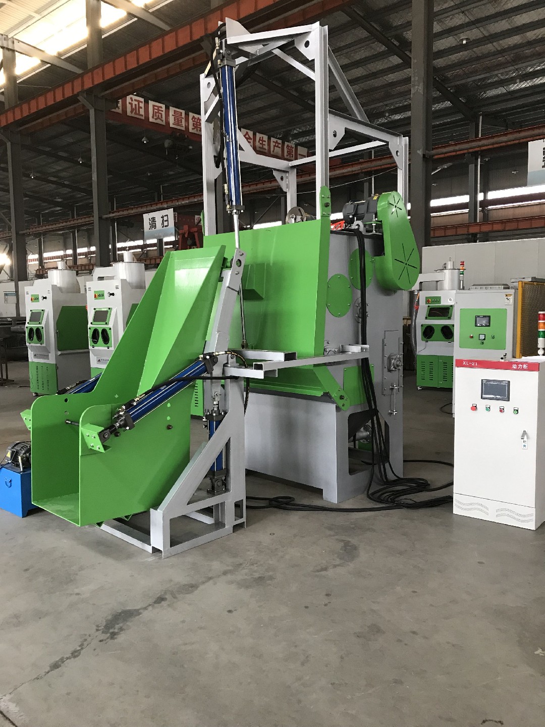 TB-SF300KG-6A自動上下料履帶式自動噴砂機，履帶液體自動噴砂機，自動液體噴砂機-此設備是針對（小零件類）工件而設計制作的專用噴砂機設備。原理是以壓縮空氣作為加速動力，通過輸送氣管進···